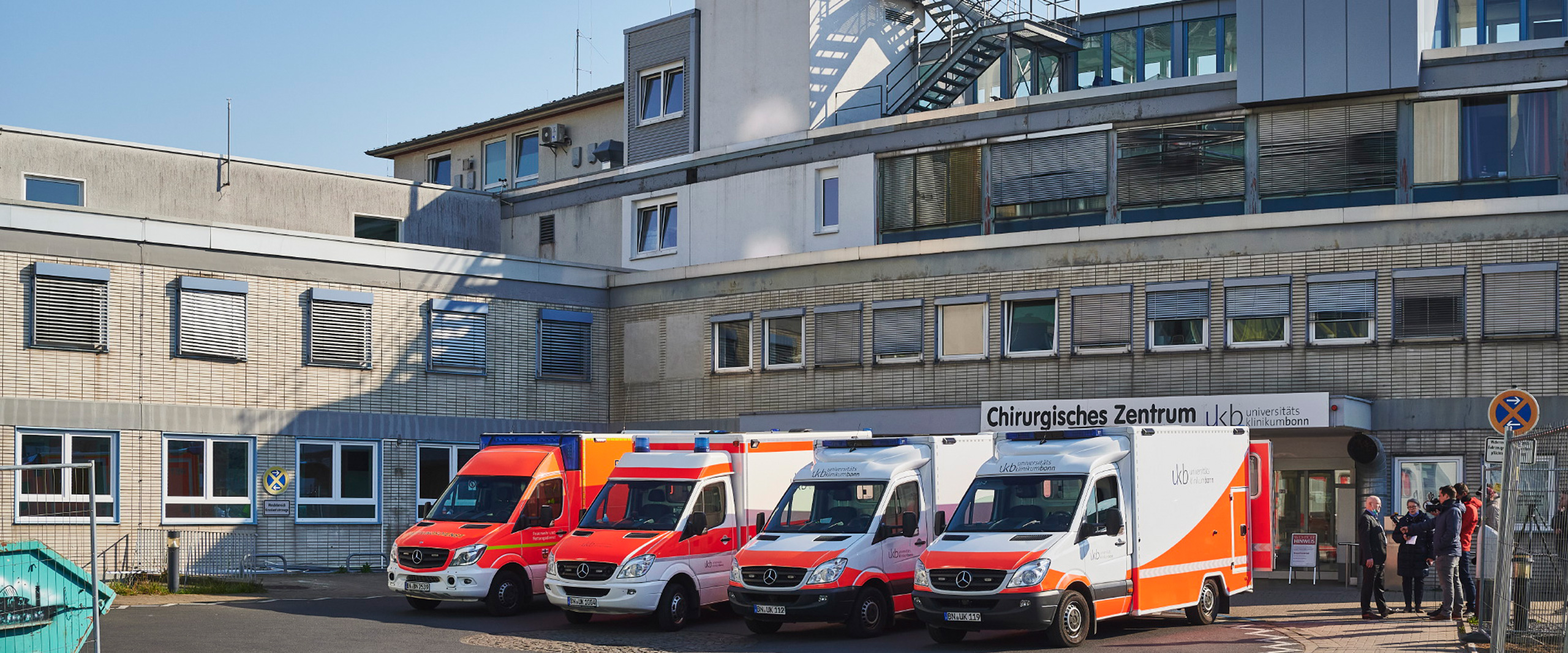 Rettungswagen vor dem Chirurgischen Zentrum am Universitätsklinikum Bonn