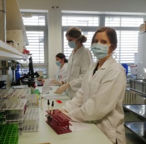 MTLA-Auszubildende am Universitätsklinikum Bonn im Labor