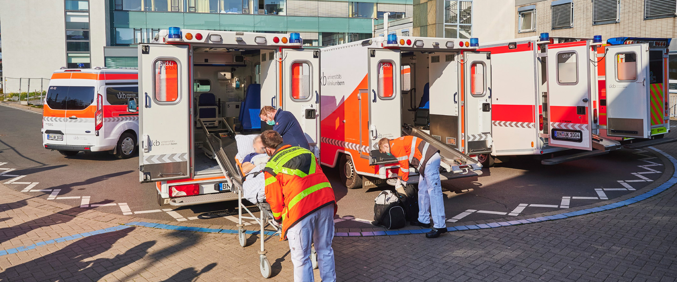 Rettungswagen vor dem Chirurgischen Zentrum am Universitätsklinikum Bonn