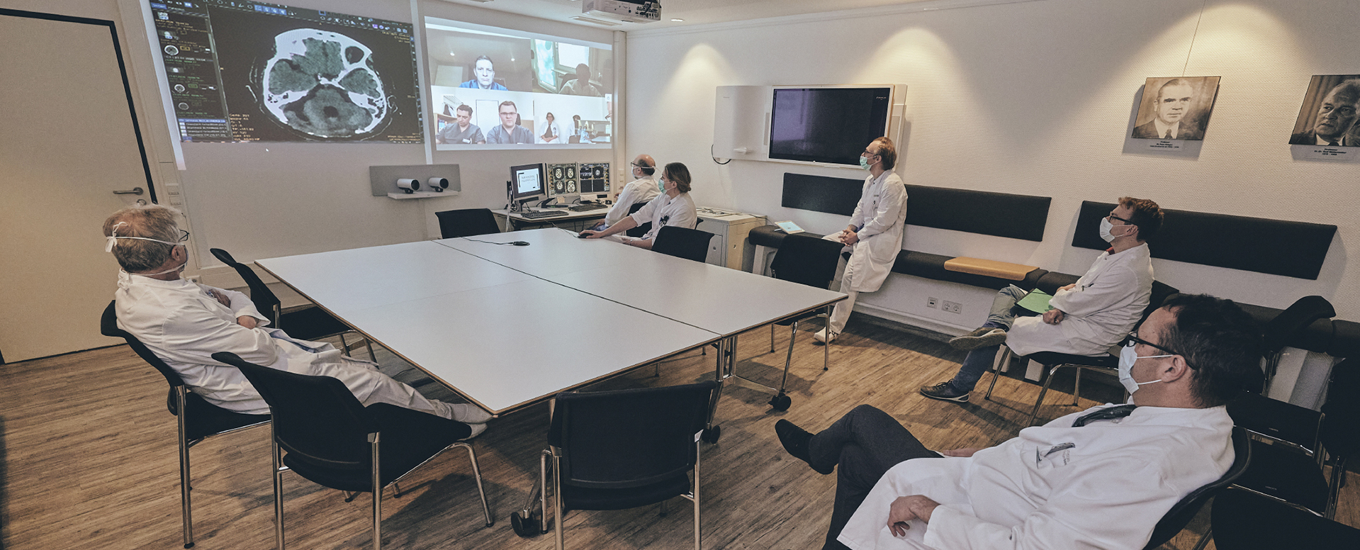 Das Team der Neurologie und der Neurochirurgie am UKB in einer Videokonferenz mit den Kollegen der Partnerstandorte