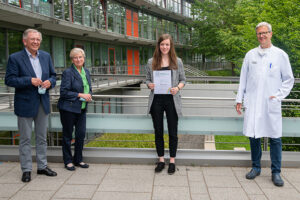Prof. Dirk Skowasch, Leiter der Sektion Pneumologie am UKB und Dr. Leonie Biener, Assistenzärztin der Kardiologie/Pneumologie/Angiologie am UKB mit dem Ehepaar Hildegard und Bernd Stachetzki vom Sarkoidose-Netzwerk e.V.