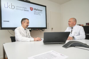 Prof. Dr. med. Jörg Kalf, Direktor der Klinik und Poliklinik für Allgemein-, Viszeral-, Thorax- und Gefäßchirurgie am UKB, im Gespräch mit Prof. Dr. med. Joachim Schmidt, Leiter der Sektion Thoraxchirurgie der Klinik.