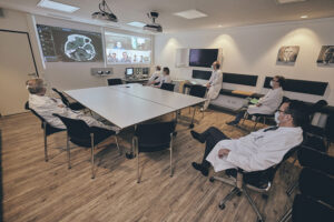 Das Team der Neurologie und der Neurochirurgie am UKB in einer Videokonferenz mit den Kollegen der Partnerstandorte