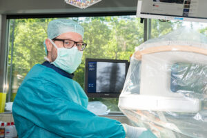 Prof. Jaroslaw Maciaczyk, Leiter der Sektion Stereotaktische und Funktionelle Neurochirurgie der Neurochirurgischen Klinik am UKB im Operationssaal
