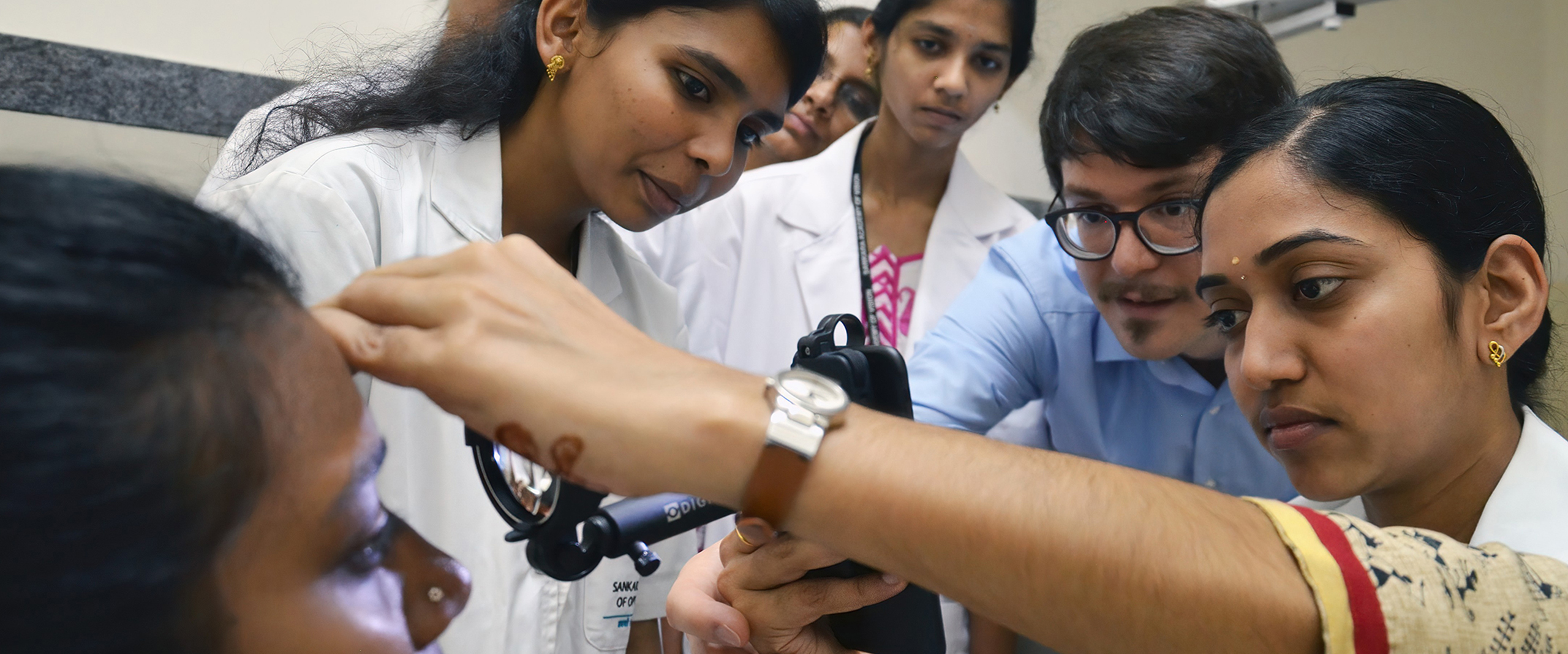 Dr. Maximilian W. M. Wintergerst (zweiter von rechts) schult augenärztliches Hilfspersonal am Sankara Eye Hospital in Bangalore, Indien