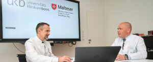 Prof. Dr. med. Jörg Kalf, Direktor der Klinik und Poliklinik für Allgemein-, Viszeral-, Thorax- und Gefäßchirurgie am UKB, im Gespräch mit Prof. Dr. med. Joachim Schmidt, Leiter der Sektion Thoraxchirurgie der Klinik.