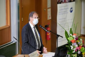 Ärztlicher Direktor und Vorstandsvorsitzender des Universitätsklinikums Bonn (UKB) Prof. Wolfgang Holzgreve begrüßt die zahlreichen Gäste der Veranstaltung „Determinanten der Globalen Gesundheit“