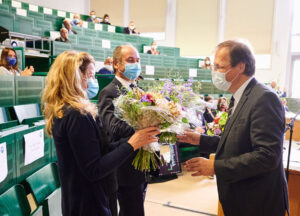 Herr Dr. Schneider, mit seiner Frau und Prof. Holzgreve bei seiner Ehrung als Vorsitzender der Dr. Hans-Riegel Stiftung