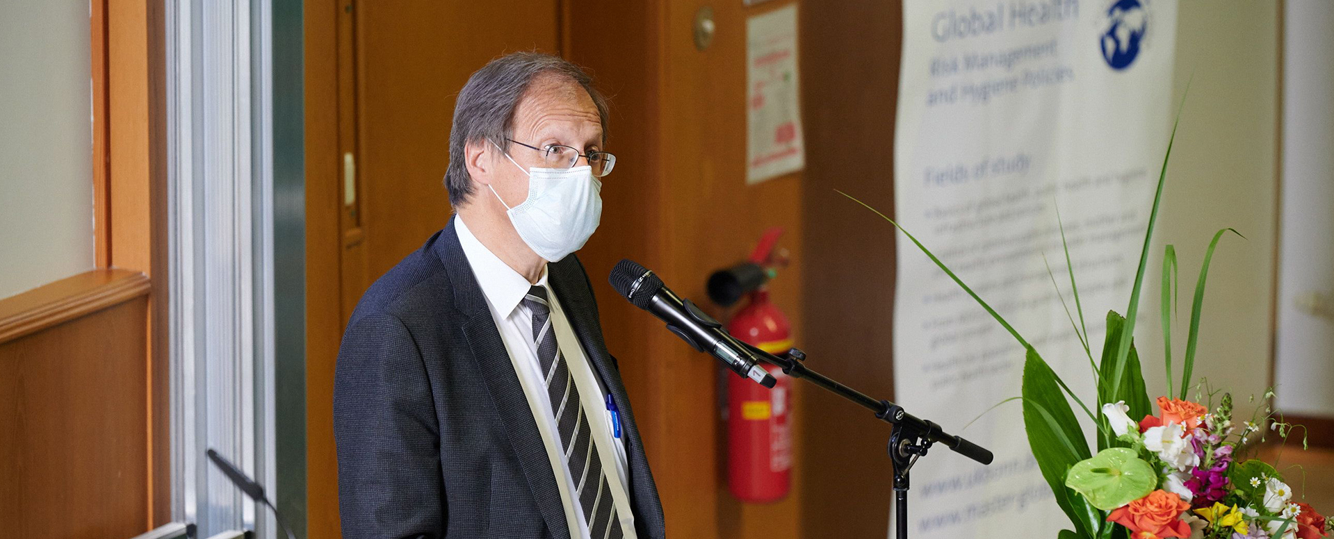 Ärztlicher Direktor und Vorstandsvorsitzender des Universitätsklinikums Bonn (UKB) Prof. Wolfgang Holzgreve begrüßt die zahlreichen Gäste der Veranstaltung „Determinanten der Globalen Gesundheit“