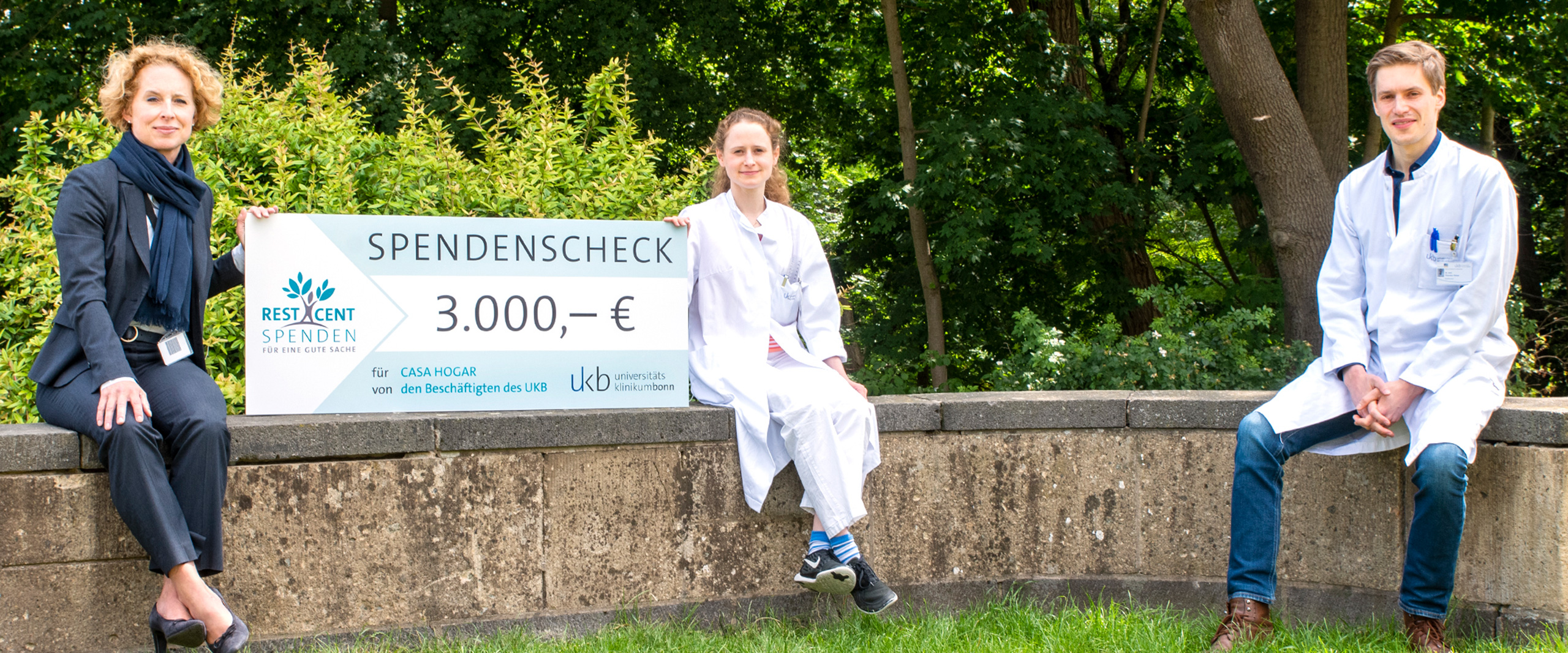 Dr. Julia Schäfer, Leiterin des Geschäftsbereichs Personalentwicklung, übergibt die Restcent-Spende