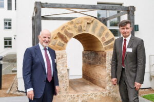 Prof. Martin Exner, Direktor des Instituts für Hygiene und Öffentliche Gesundheit am Universitätsklinikum Bonn und Prof. Walter Bruchhausen, Leiter des Masterstudiengangs „Global Health“ und Leiter der Abteilung für „Global Health“ am Institut für Hygiene und Öffentliche Gesundheit des Universitätsklinikums Bonn