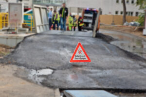 Feuerwehreinsatz zur Behebung der defekten Gasleitung auf der Baustelle zum neuen Herzzentrum am UKB