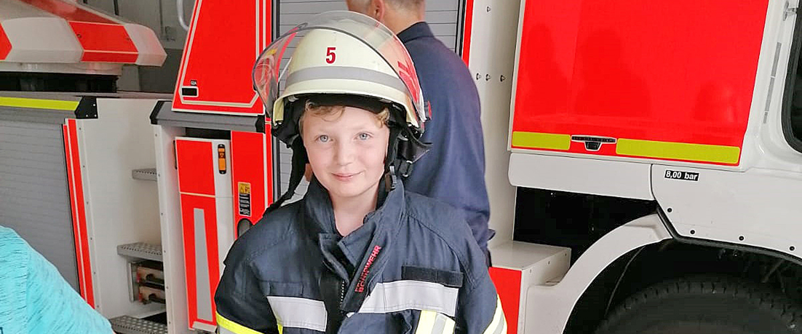 Kind zu Besuch bei der Bonner Berufsfeuerwehr