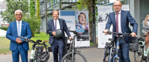 Clemes Platzköster, Kaufmännischer Direktor und Stellvertretender Vorstandsvorsitzender am UKB, Prof. Wolfgang Holzgreve, Ärztlicher Direktor und Vorstandsvorsitzender am UKB und Oberbürgermeister Ashok Sridharan mit Leihrädern