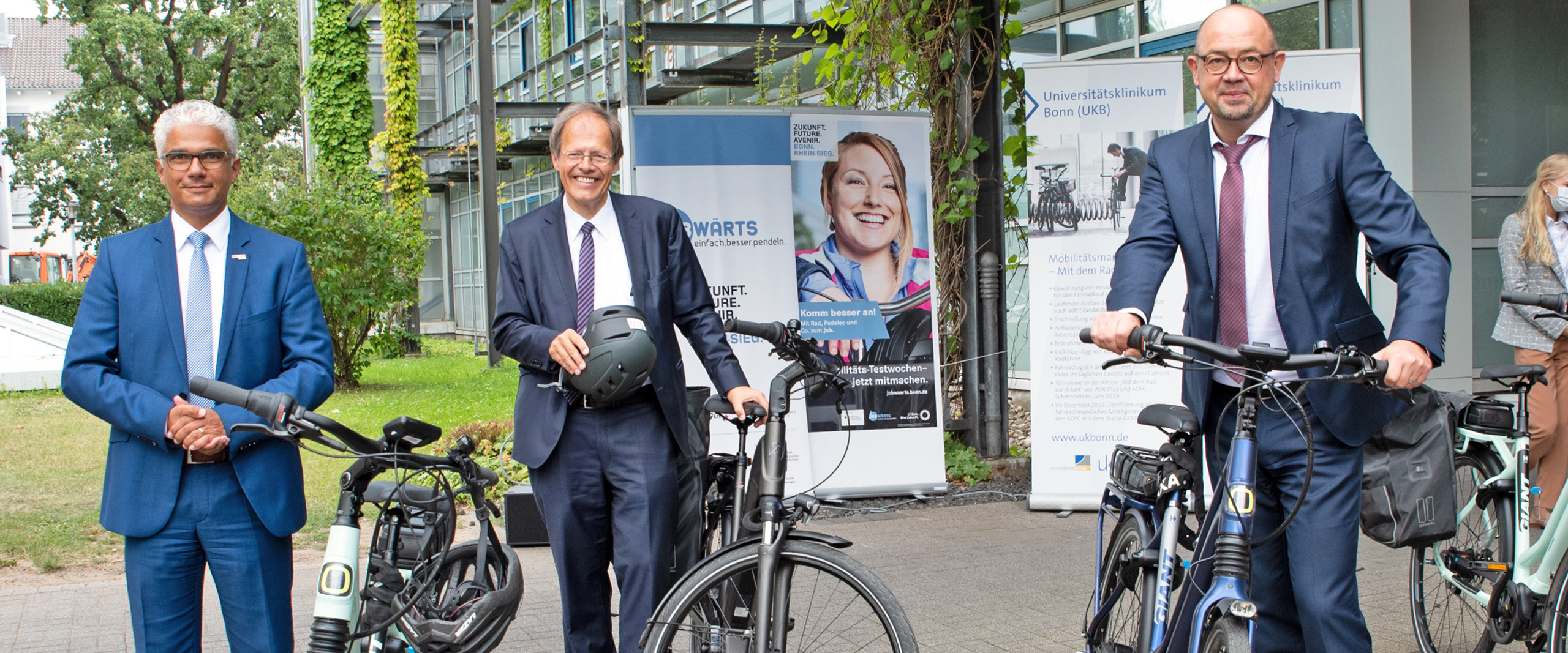 Clemes Platzköster, Kaufmännischer Direktor und Stellvertretender Vorstandsvorsitzender am UKB, Prof. Wolfgang Holzgreve, Ärztlicher Direktor und Vorstandsvorsitzender am UKB und Oberbürgermeister Ashok Sridharan mit Leihrädern