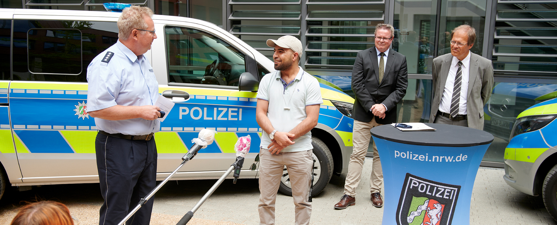 rof. Wolfgang Holzgreve, Ärztlicher Direktor und Vorstandsvorsitzender am UKB und Polizeipräsident Frank Hoever danken UKB-Mitarbeiter Ahmad Al Sheikh Huessein Kames für seinen mutigen Einsatz bei der Messerattacke