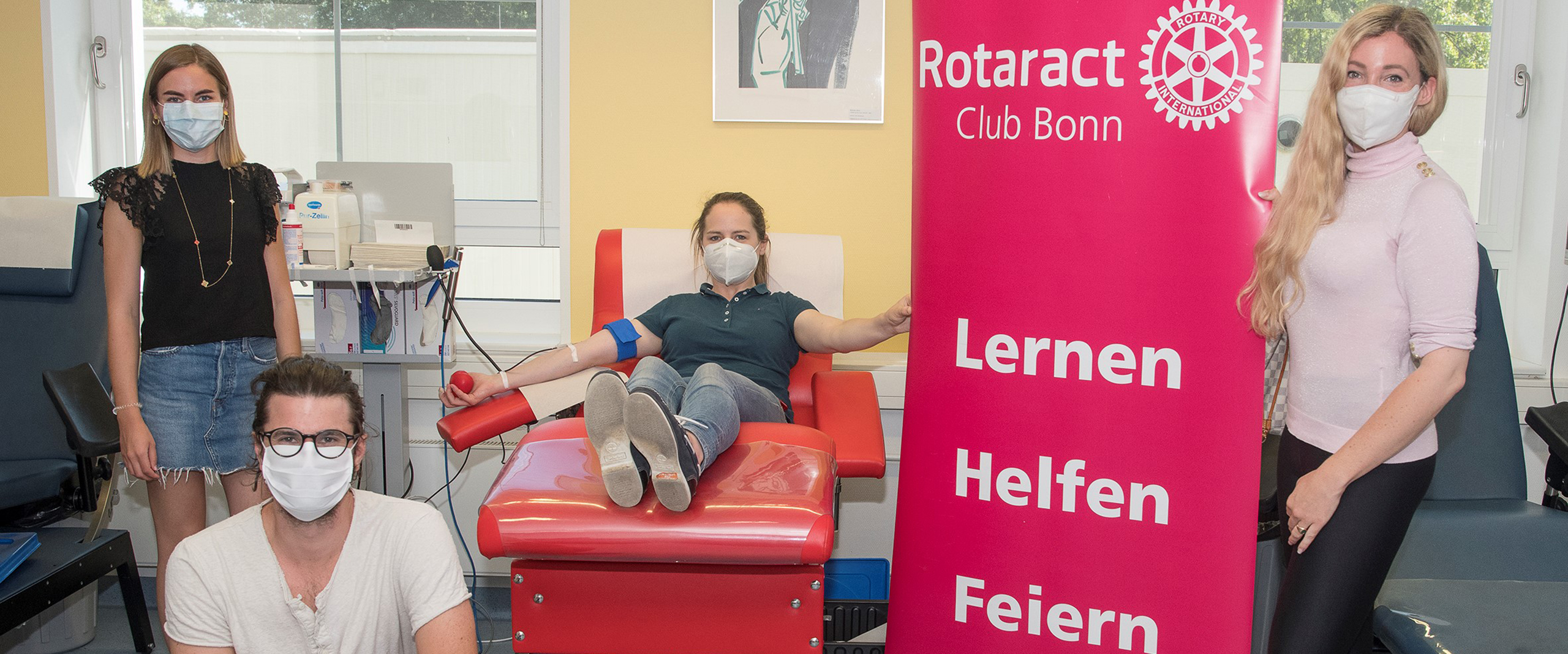 Die Bonner Rotaracter Ellen Hofmann, Raoul Nicolodi, Dr. Anne Zillekens und Friederike Bochnick beim Blutspenden