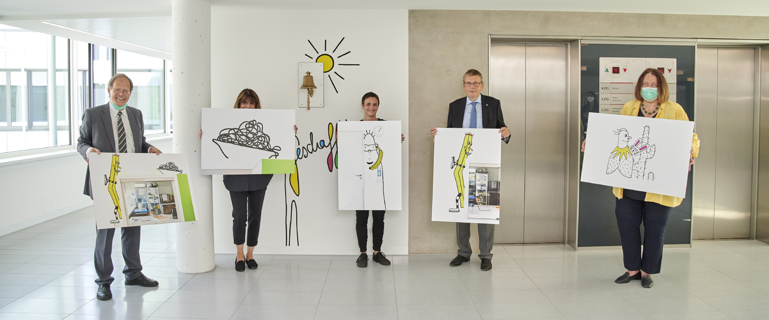 Prof. Wolfgang Holzgreve, Ärztlicher Direktor und Vorstandsvorsitzender am Universitätsklinikum Bonn (UKB), Galeristin Gisela Clement, Künstlerin Birte Bosse, Norbert Kleinheyer, Präsident des Rotary Club Bonn, sowie Prof. Dagmar Dilloo, Direktorin der Abteilung für Pädiatrische Hämatologie und Onkologie am UKB bei der offiziellen Präsentation der Wandzeichnungen in der Kinderkrebsstation am UKB