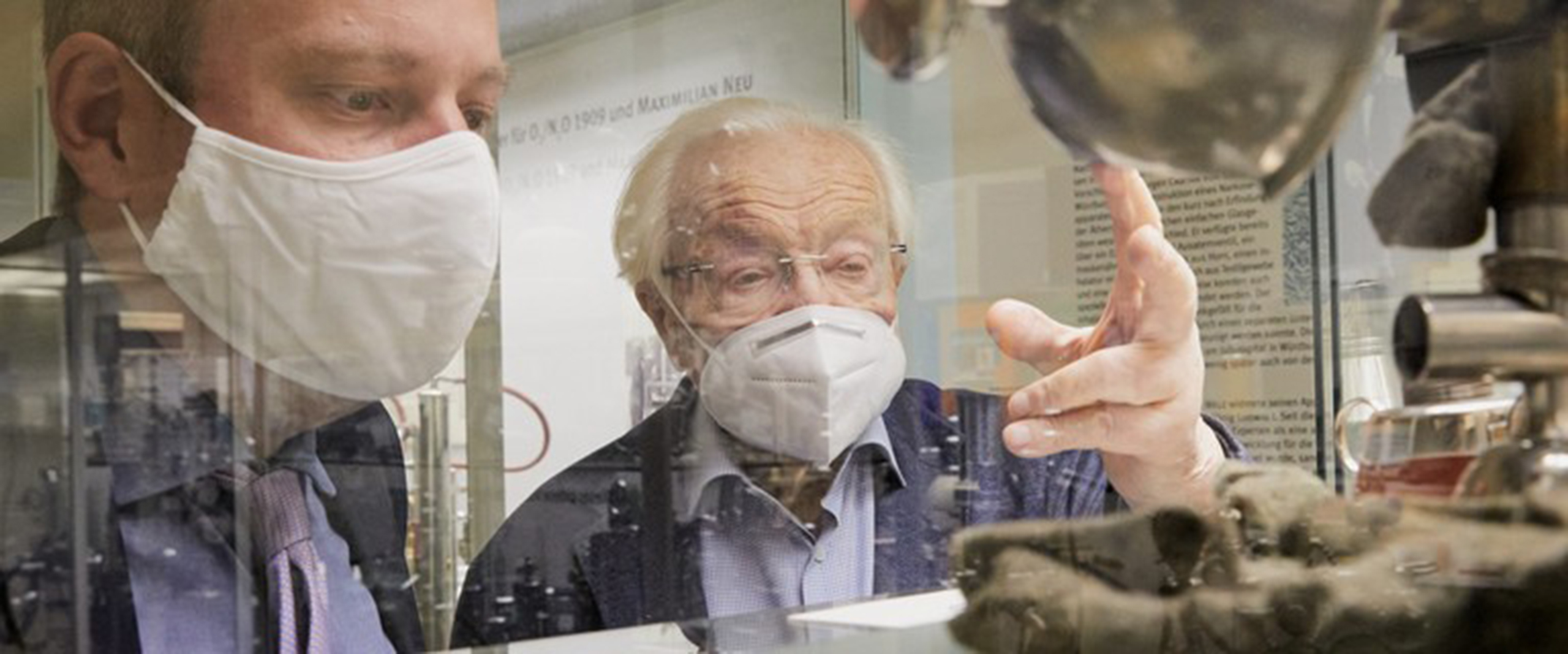 Prof. Dr. Bernd Weber, Dekan der Medizinischen Fakultät, und Prof. Dr. Dr. h. c. mult. Horst Stöckel, Gründer und Leiter des Museums.