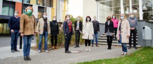 Prof. Dr. Bettina Gohlke, Sektionsleitung Kinderendokrinologie, Diabetologie, Adipositas, Stoffwechsel (KEDAS) (4. v.r.) und Dr. med. Isa Ev Meyer, Fachärztin für Kinder- und Jugendmedizin Kinderendokrinologie, Diabetologie, Adipositas, Stoffwechsel (KEDAS) (6. v.l.) beim regionalen Netzwerk-Treffen der Kinder- und Erwachsenendiabetologen am Universitätsklinikum Bonn (UKB).