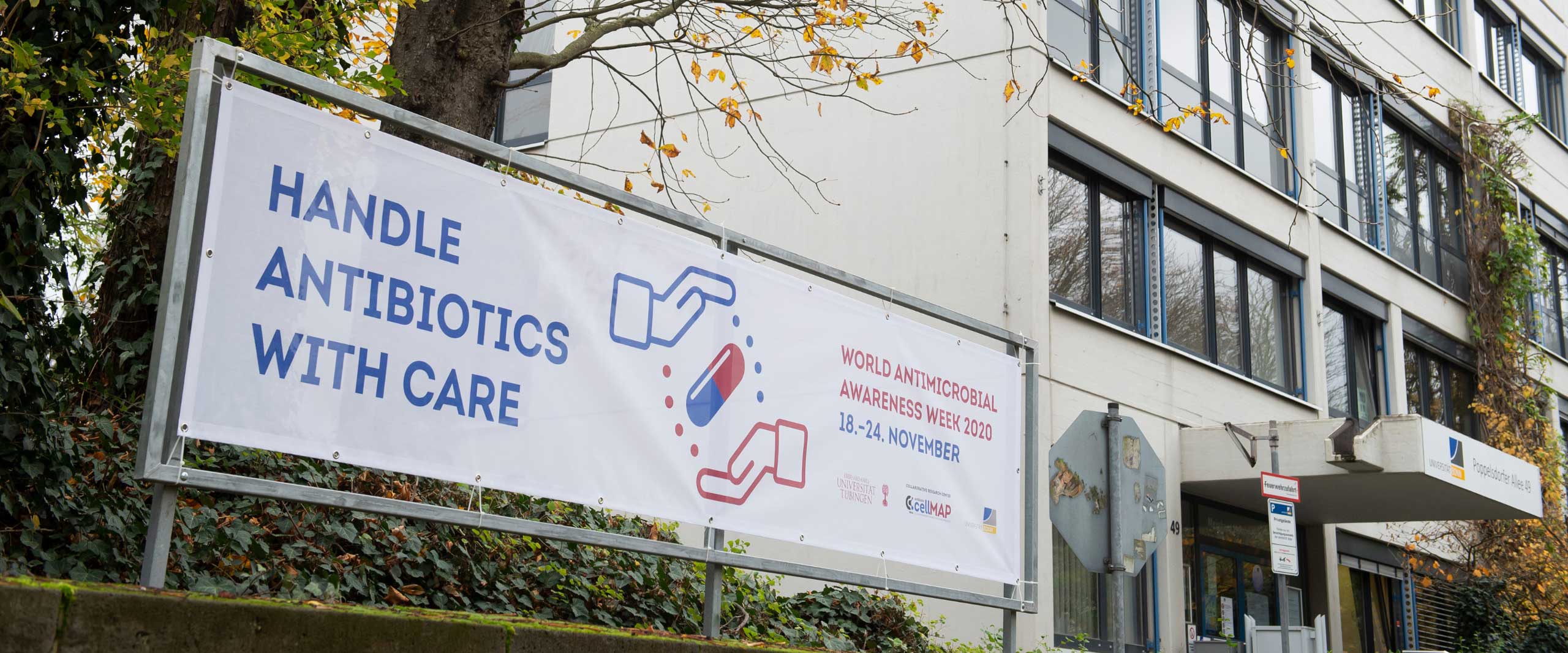 Gemeinsam Flagge zeigen für Antibiotika Banner vor dem Gebäude Poppelsdorfer Allee 49.