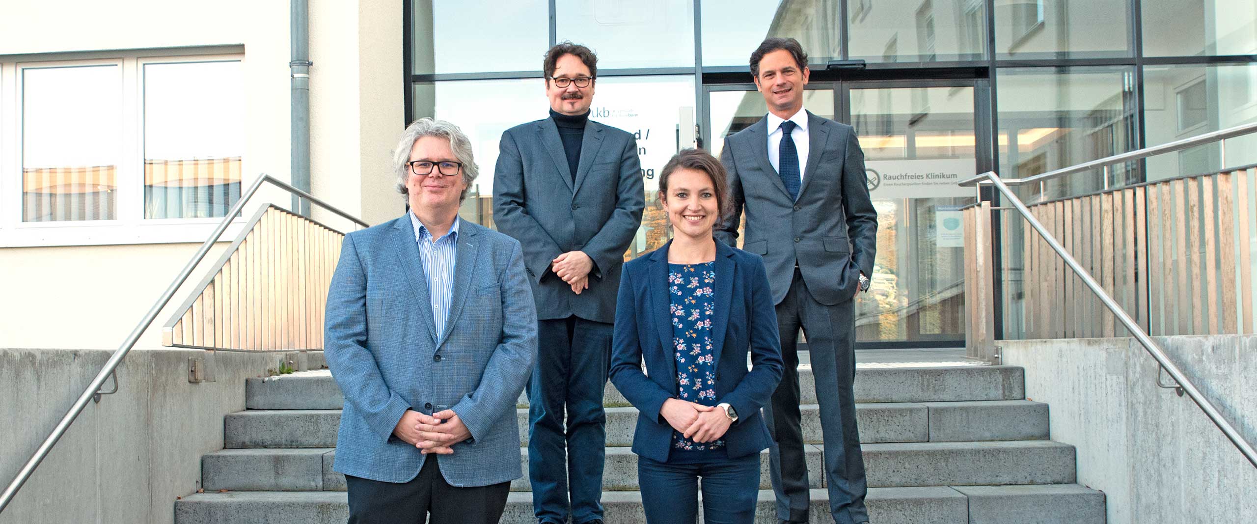 Prof. Michael Muders, Leiter des Rudolf-Becker-Labors für translationale Prostatakarzinomforschung und Oberarzt des Instituts für Pathologie, Prof. Dr. Glen Kristiansen, Direktor des Instituts für Pathologie, Dr. Susanne Lütje, Nachwuchsgruppenleiterin der AG Immunonkologische Bildgebung und Fachärztin der Klinik und Poliklinik für Nuklearmedizin, Prof. Markus Essler, Direktor der Klinik und Poliklinik für Nuklearmedizin.