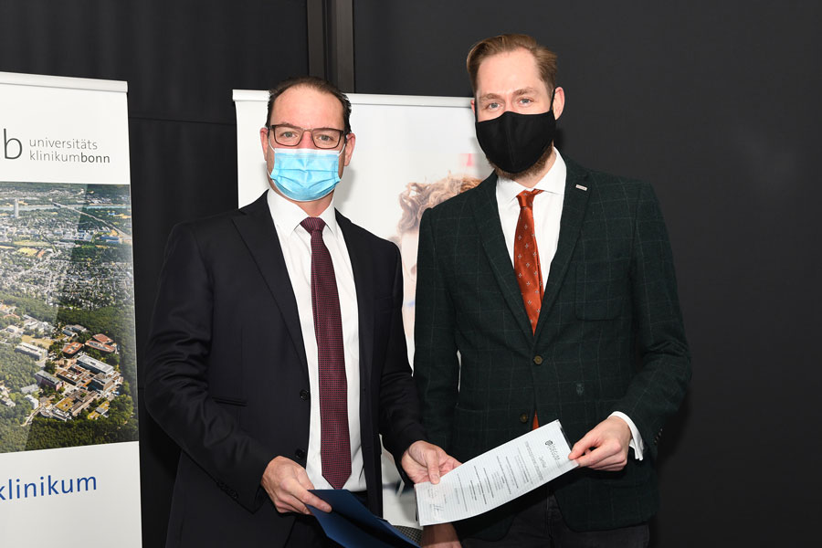 rof. Dr. med. Christoph Berg, Leiter des Bereiches Fetalchirurgie der Universitätsfrauenklinik Bonn (Degum III) und Vorstandsmitglied der DEGUM sowie PD Dr.med. MUDr. Valentin S. Schäfer, Leiter der Rheumatologie und klinischen Immunologie, Med. Klinik III (DEGUM III) am UKB bei der DEGUM-Zertifizierung der Inneren Medizin und Rheumatologie