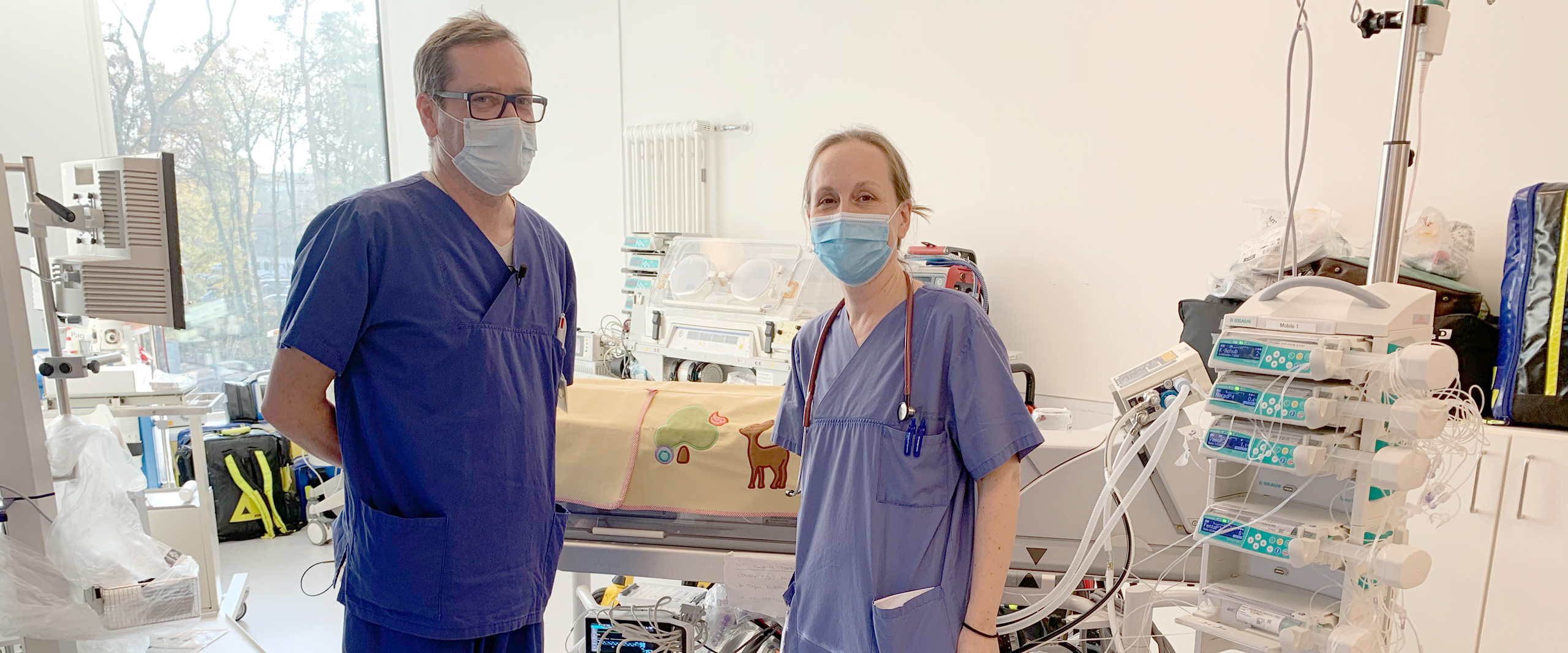 Prof. Andreas Müller, Leiter der Neonatologie und Pädiatrischen Intensivmedizin am UKB und Dr. Tamara Grass, Oberärztin der Neonatologie und Pädiatrischen Intensivmedizin am UKB, die ein Frühgeborenes im MRT-fähigen Inkubator aus dem MRT-Termin (Magnetresonanztomographie) zurückbringt.