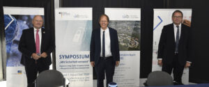 Arne Schönbohm, Präsident des BSI, Prof. Wofgang Holzgreve, Ärztlicher Direktor und Vorstandsvorsitzender am UKB, und Prof. Karl Broich, Präsident des BfArM, während der Pressekonferenz zum virtuellen Symposium „Mit Sicherheit vernetzt. Digitalisierung, Cyber-Sicherheit & Ich – Perspektiven im Gesundheitswesen" am Universitätsklinikum Bonn (UKB).