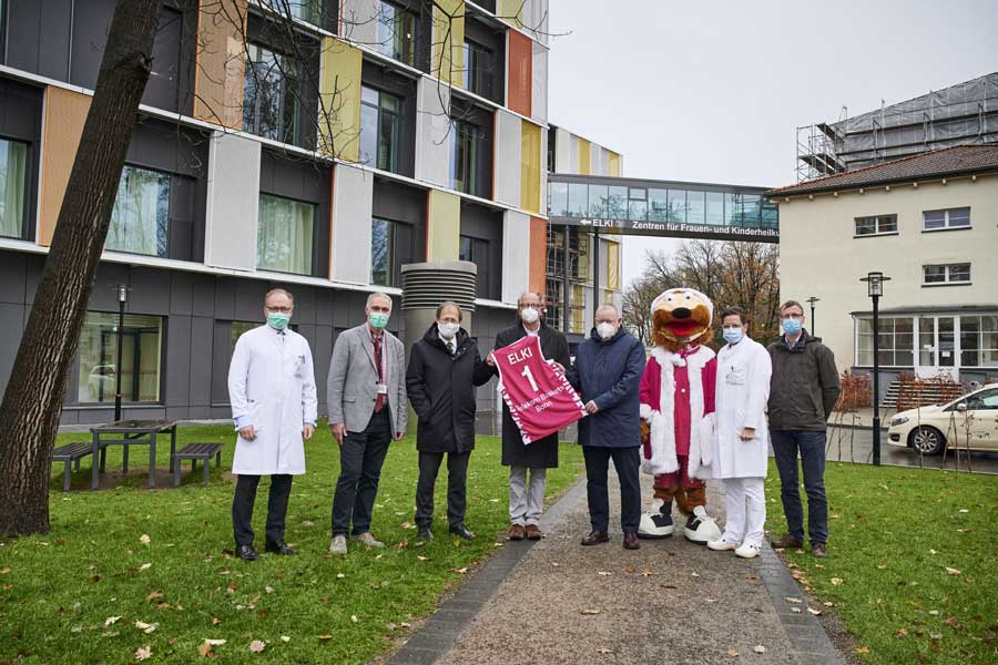 Prof. Rainer Ganschow ist neuer Direktor der Allgemeinen Pädiatrie am Zentrum für Kinderheilkunde am UKB, Prof. Johannes Breuer, Geschäftsführender Direktor des Zentrums für Kinderheilkunde und Direktor der Abteilung für Kinderkardiologie am UKB, Prof. Wolfgang Holzgreve, Ärztlicher Direktor und Vorstandsvorsitzender am UKB, Wolfgang Wiedlich, Telekom Baskets Bonn, Stephan Althoff, Leiter Konzernsponsoring Telekom, Maskottchen Bonni, Telekom Baskets Bonn, Prof. Boulos Asfour, Direktor der Abteilung für Kinderherzchirurgie und Prof. Dr. med. Janbernd Kirschner, Direktor der Abteilung für Neuropädiatrie und des Sozialpädiatrischen Zentrums am UKB. 