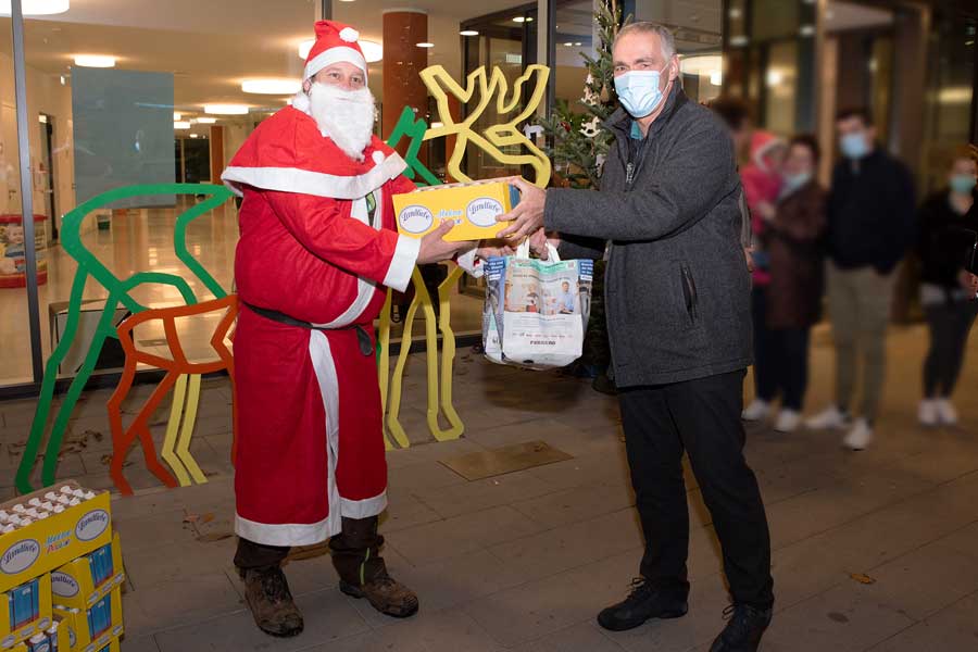 Weihnachstrecker am UKB Übergabe Spende