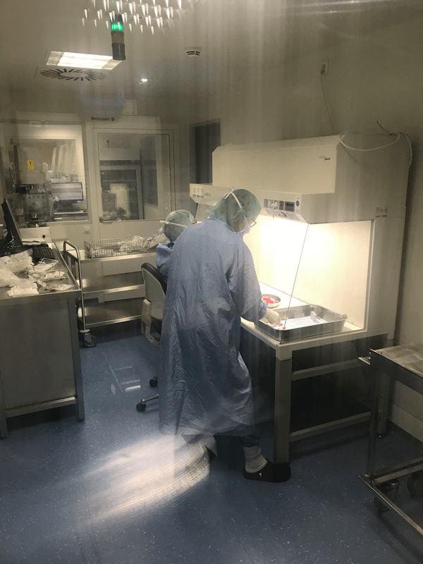 Labor Aufbereitung des Covid-19 Impfstoffs am UKB