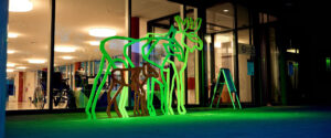 Die ELKI-Elche (Eltern-Kind-Zentrum) am UKB erstrahlen zur Unterstützung der Kinderhospizarbeit am 10. Februar in grünem Licht.