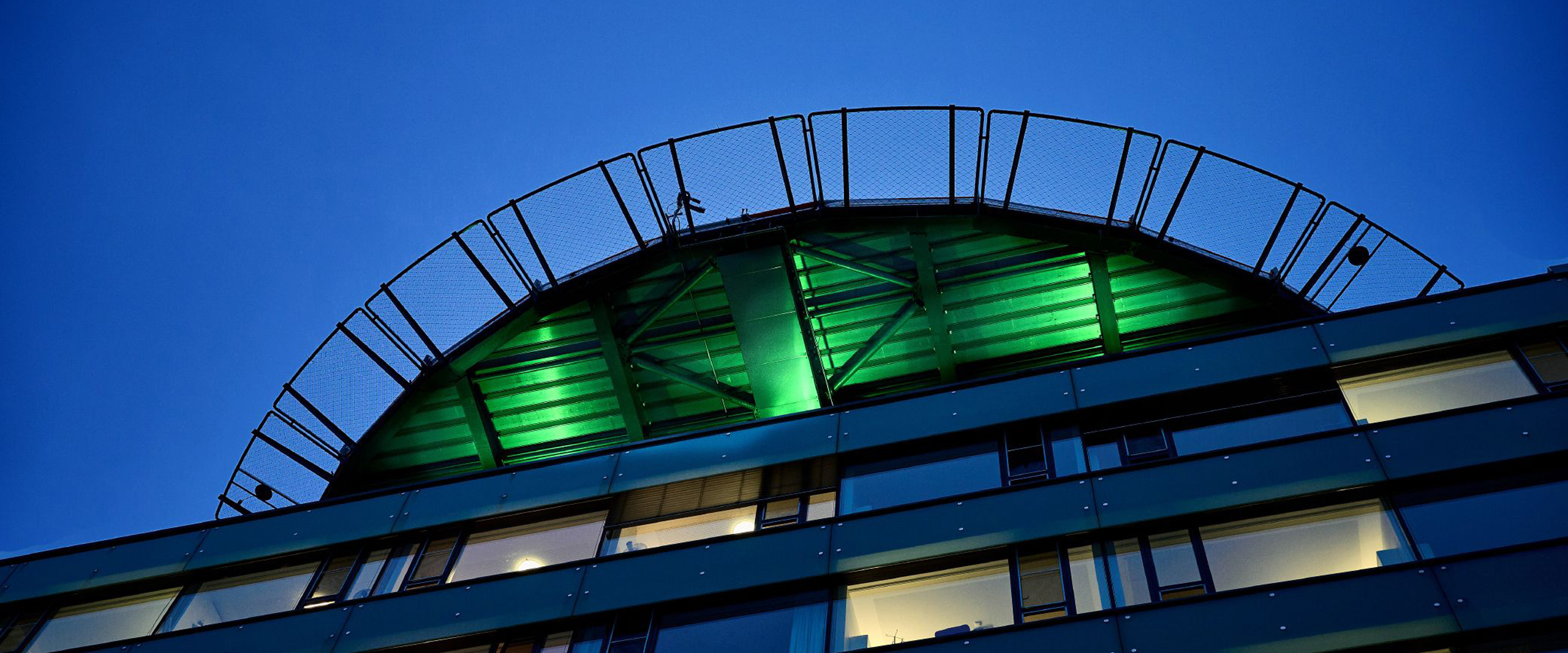 Das Helipad am UKB wird am Tag der Kinderhospizarbeit grün beleuchtet.