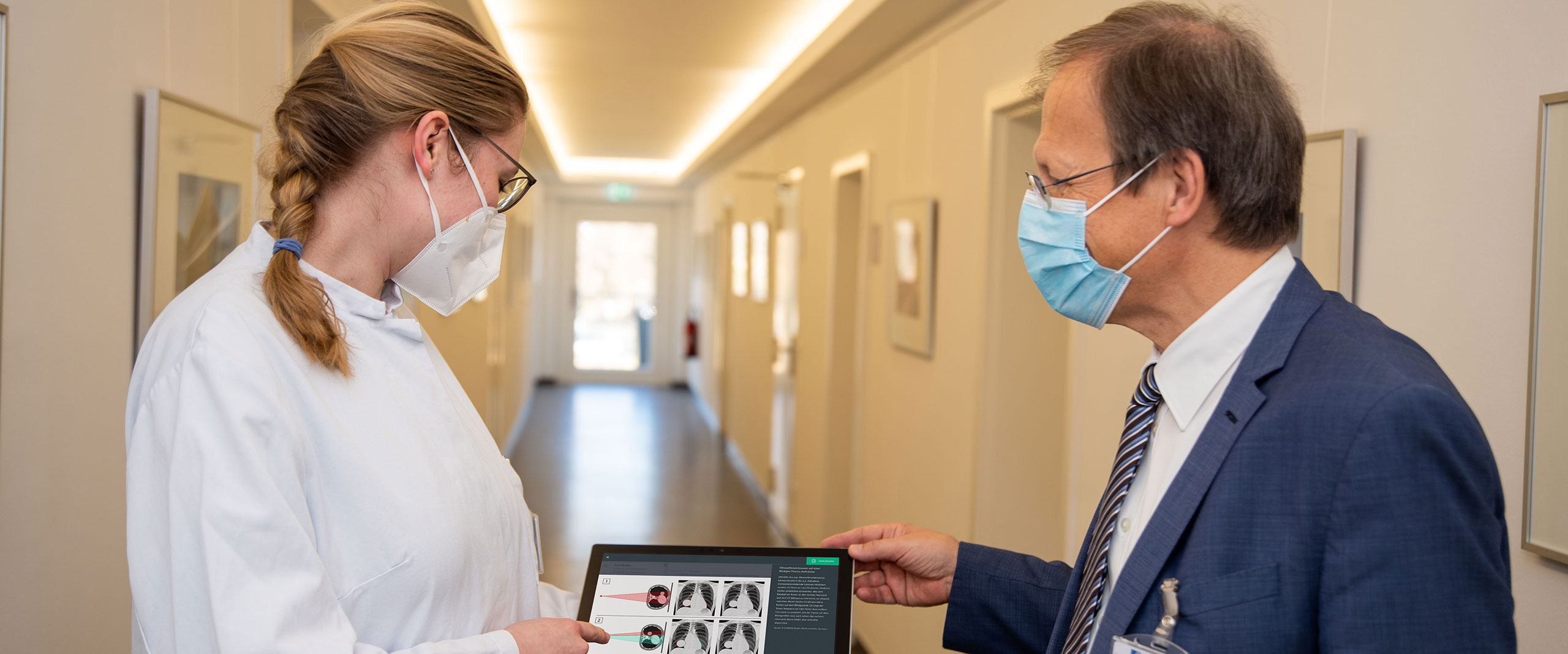 Pauline Petry, Assistenzärztin der Medizinischen Klinik II, und Prof. Wolfgang Holzgreve, Ärztlicher Direktor und Vorstandsvorsitzender am UKB, freuen sich nach erfolgreichem Test über die hilfreiche App für die Kolleg*innen