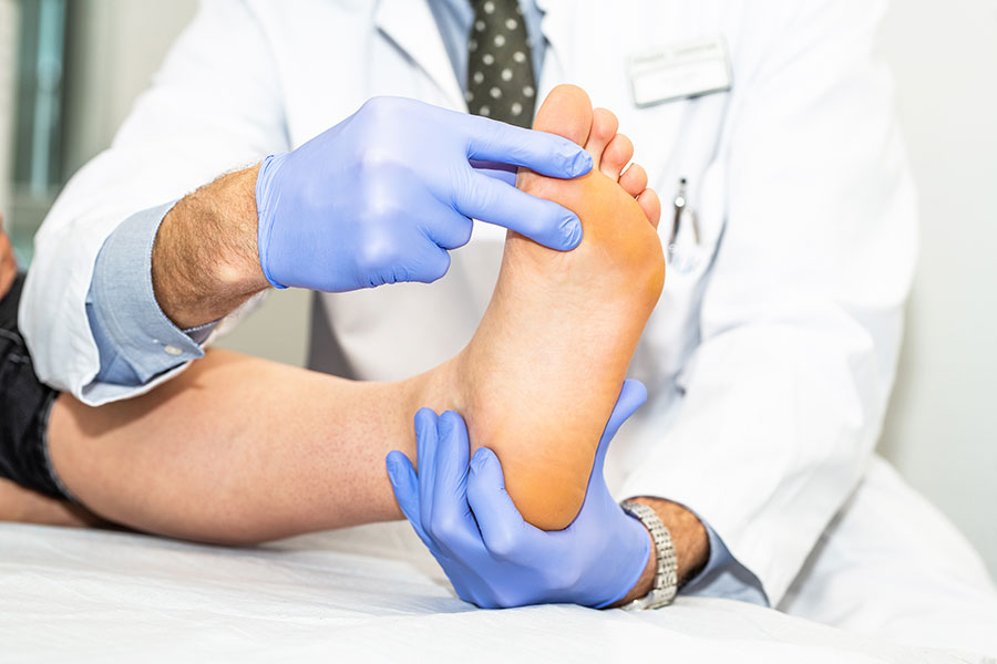 Arzt untersucht Fuß