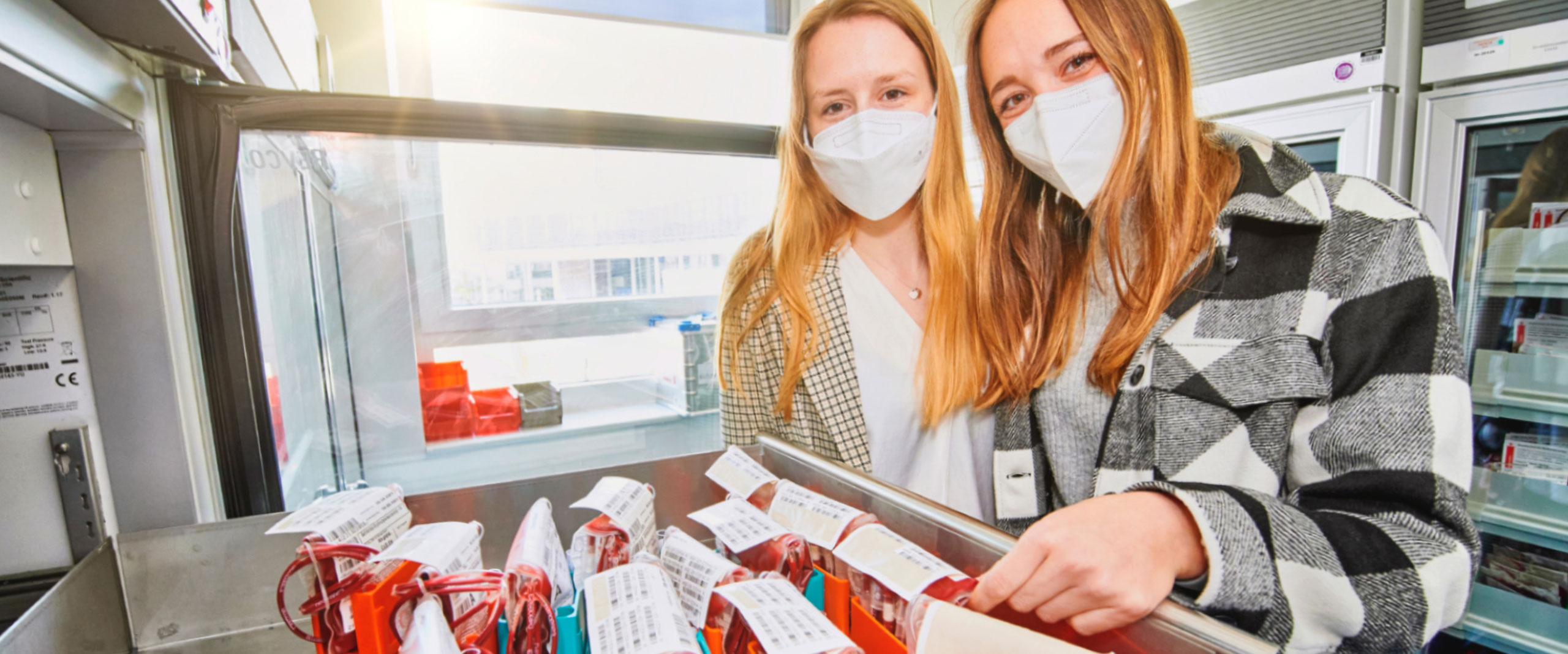 Die Medizinstudentinnen Julia Weber und Luisa Langkamp vom Team „Medisspendenblut Bonn“