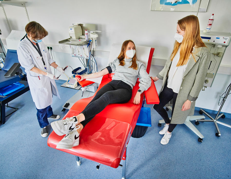 Die Medizinstudentinnen Julia Weber und Luisa Langkamp vom Team „Medisspendenblut Bonn“