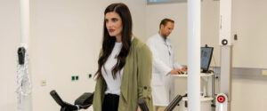 Im hochmodernen „4Dmotion Lab“ steuert Zentrumsleiter Dr. Michael Kehrer (hi.) per Computer die videobasierte Gang- und Haltungsanalyse zur diagnostischen Abklärung von Fußproblemen.