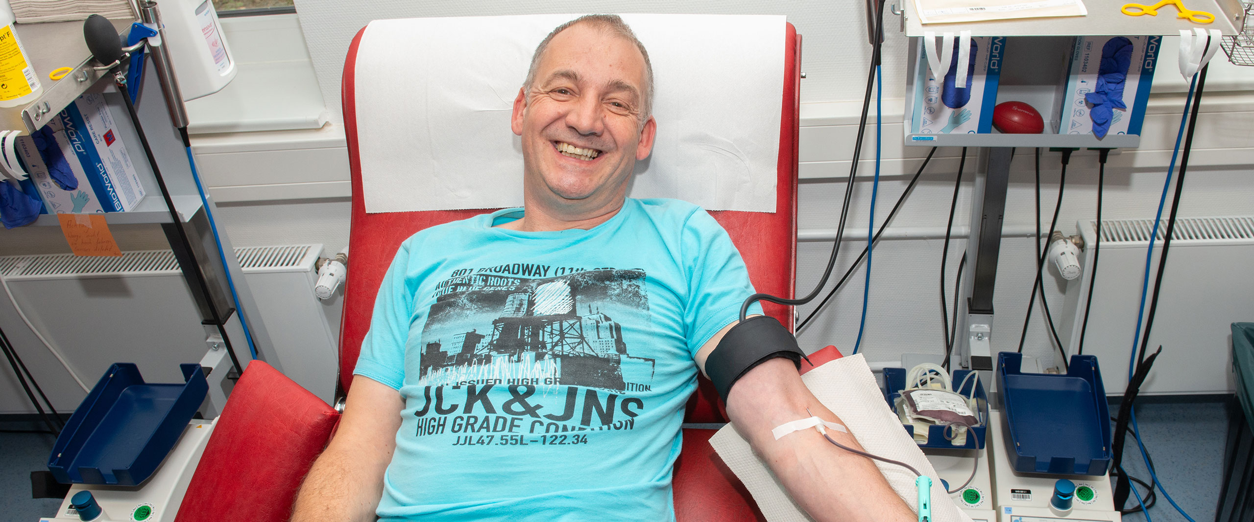 Mann beim Blutspenden
