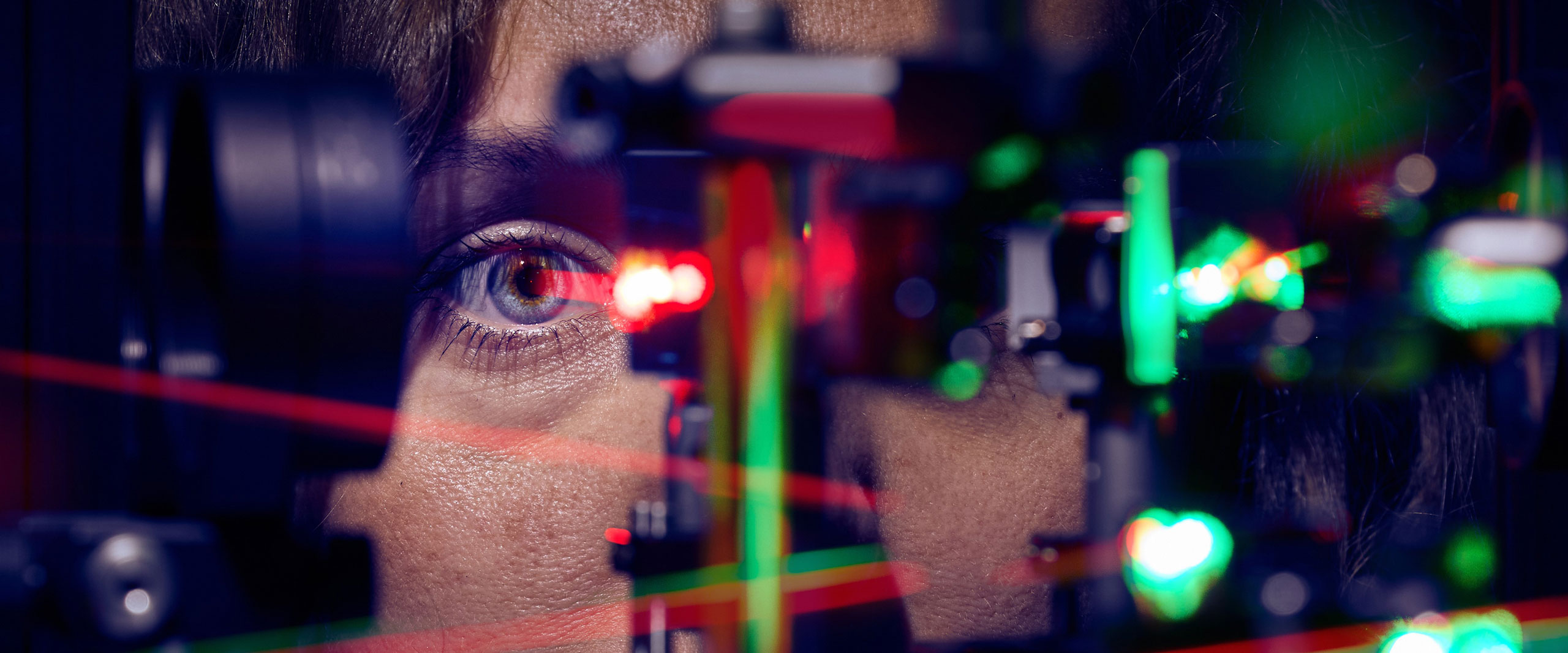 Jenny L. Reiniger bei der Messung am Laser-Ophthalmoskop