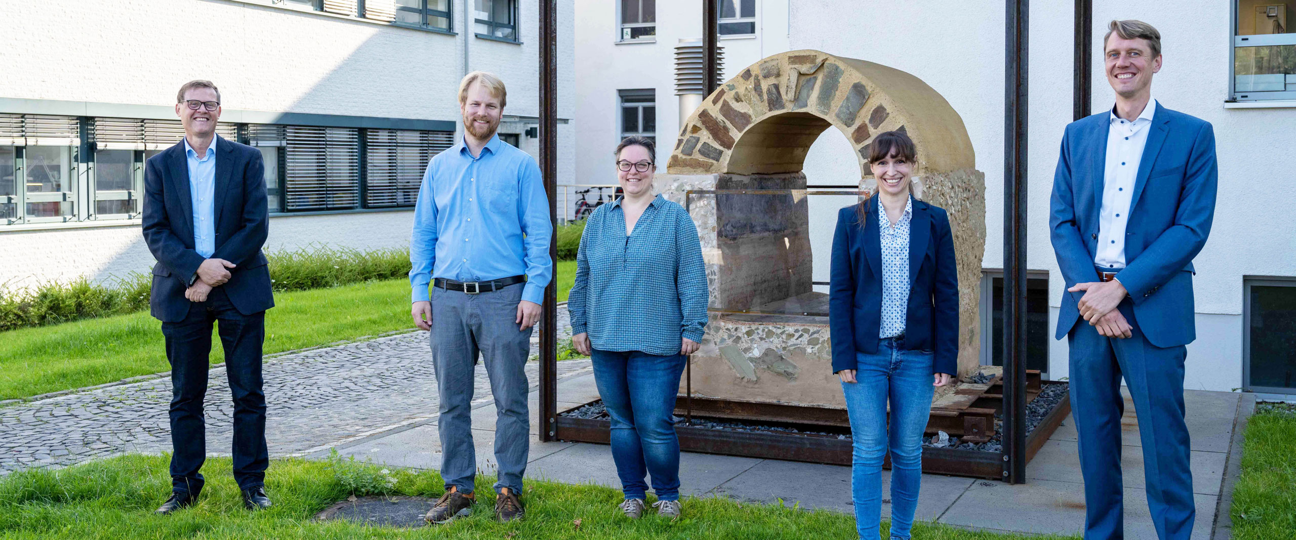 Prof. Steffen Engelhart, Facharzt für Hygiene und Umweltmedizin, Allergologie, ABS-Experte (DGI), Leiter der Stabsstelle Krankenhaushygiene am Institut für Hygiene und Öffentliche Gesundheit/Public Health (IHPH), Tobias Zahn, Mitarbeiter der Koordinierungsstelle mre-netz regio rhein-ahr am IHPH, Daniela Zahn, Koordinatorin mre-netz regio rhein-ahr am IHPH, Dr. Anna Schwabe, Koordinatorin mre-netz regio rhein-ahr am IHPH, Prof. Nico Mutters, Direktor des IHPH am UKB.