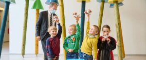 Prof. Holzgreve bei Losziehung mit Kindern