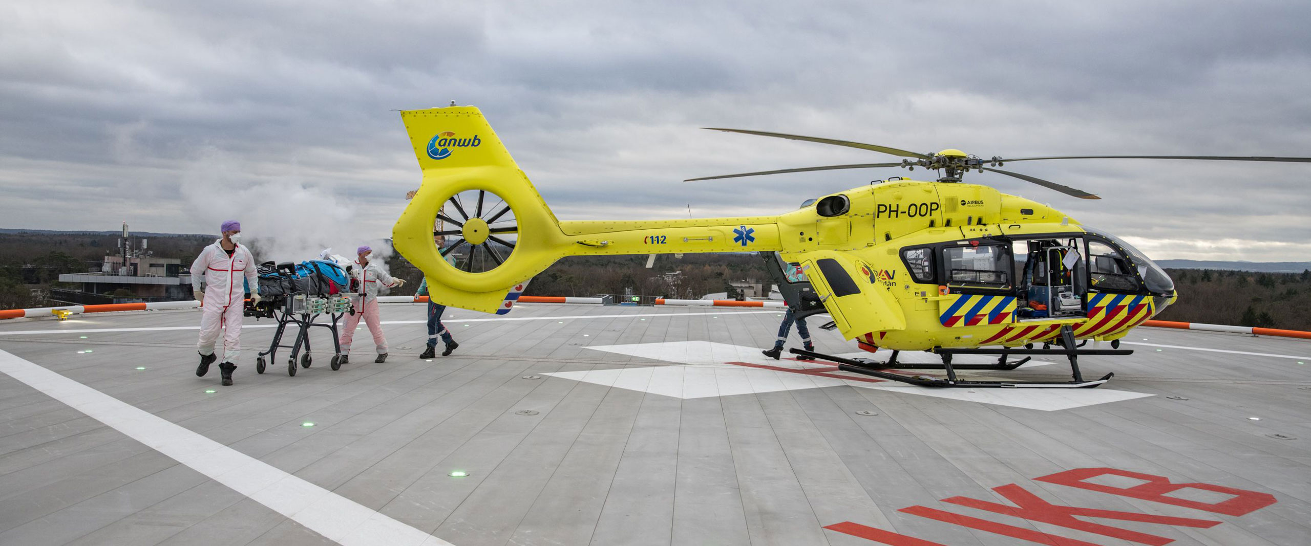 Covid Patient kommt auf Helipad an