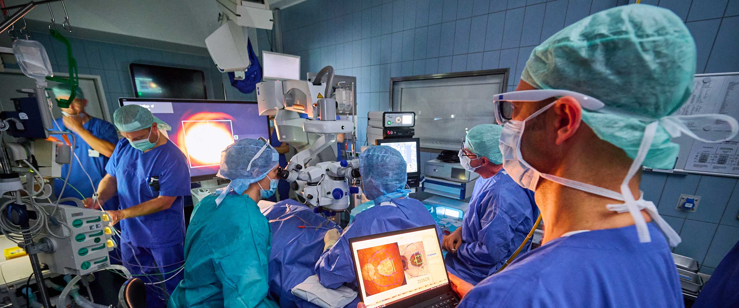 Implantation eines elektronischen Netzhaut-Chips in der Augenklinik