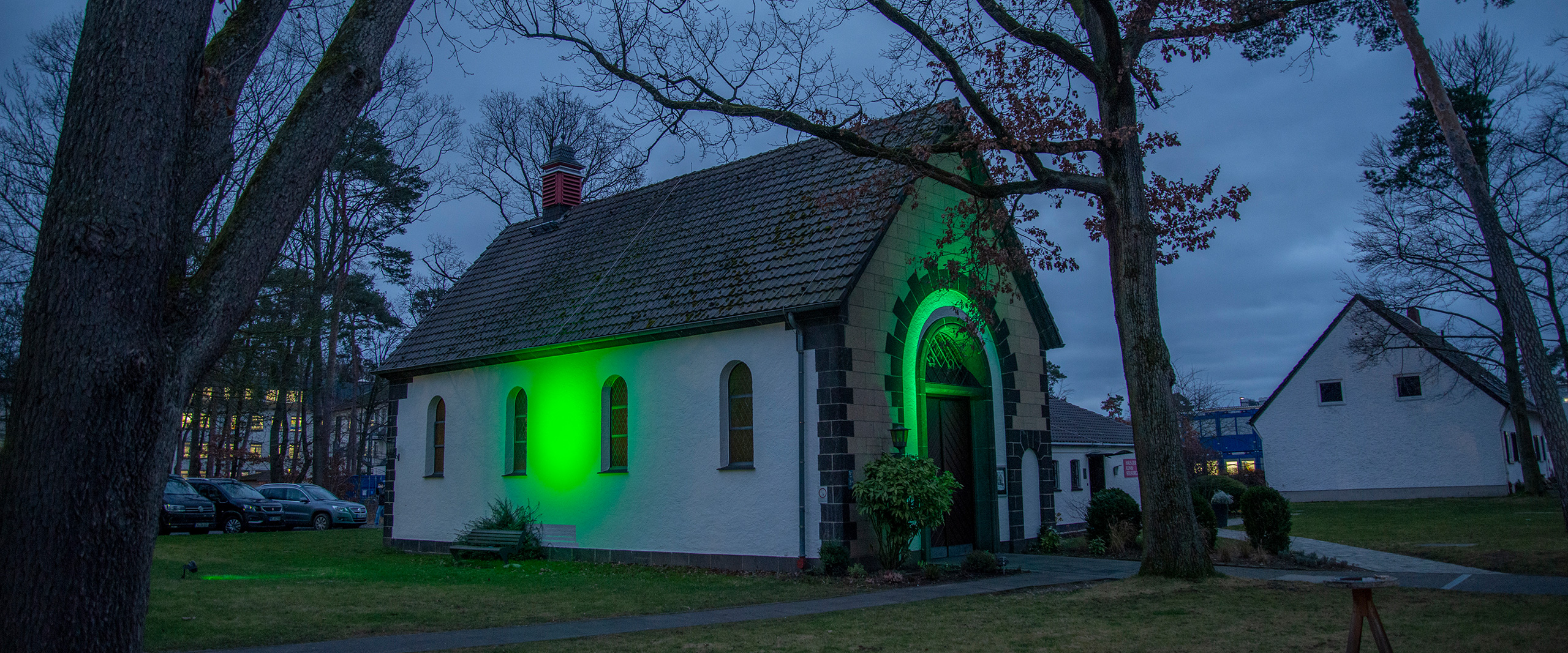 Grün beleuchtete Kapelle am UKB