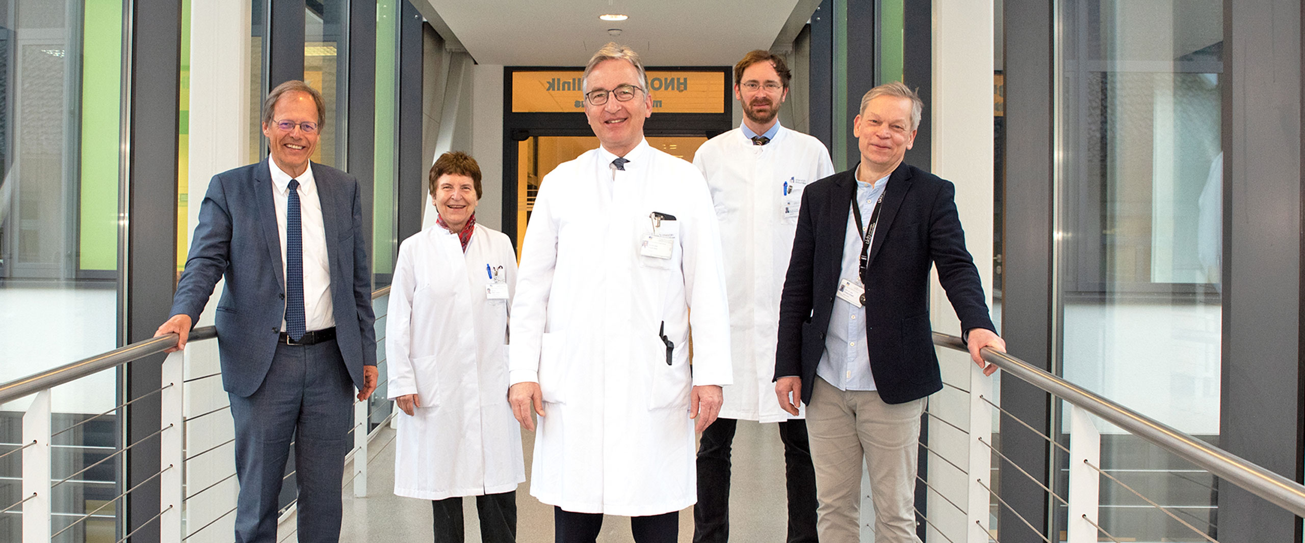 Gruppenbild vor Augenklinik