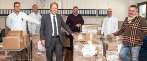 In der UK-Apotheke vor dem LKW-Transport: (v.l.) PD Mathaei, Oberarzt der Klinik Chirurgie, Chefapotheker Dr. Schulze, Vorstandsvorsitzender, der Bonner Architekt und Unterstützer der Spendenaktion Kuru, Prof. Mustea, Direktor der Gynäkologie und Viktor Harms, Fahrer und Sponsor des Transports
