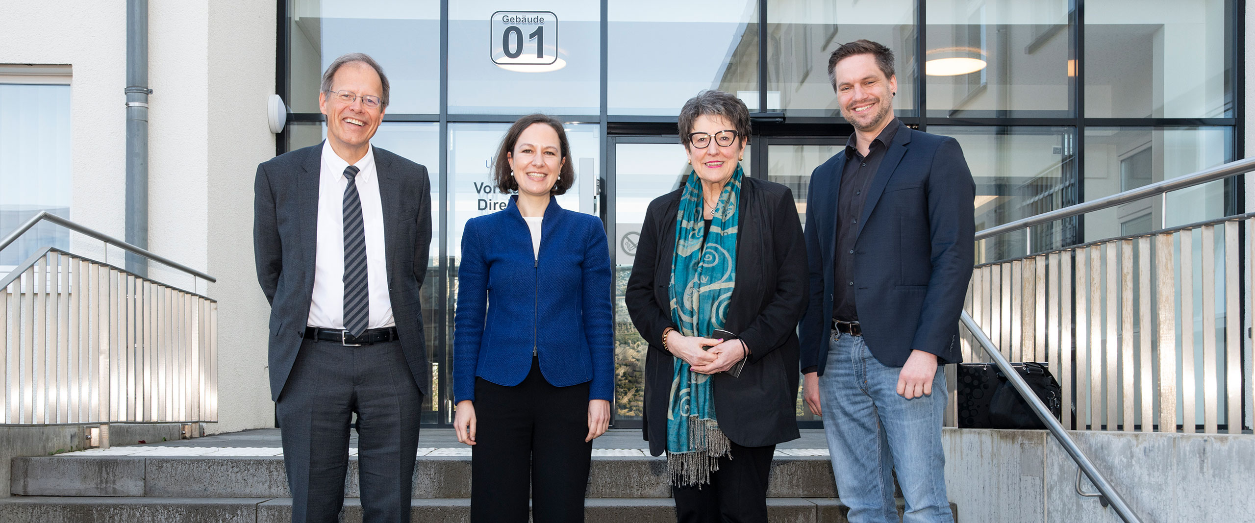 Prof. Wolfgang Holzgreve und Prof. Ulrike Attenberger vom Universitätsklinikum Bonn sowie Prof. Ingeborg Henzler und Dr. Henning Hues von der Dr. Hans Riegel-Stiftung nach der Vertragsunterzeichnung am UKB