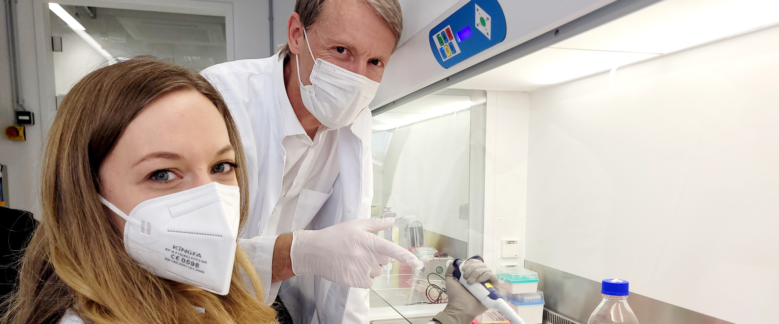 Doktorandin Samira Marx und Prof. Dr. Gunther Hartmann vom Exzellenzcluster ImmunoSensation2 im Labor